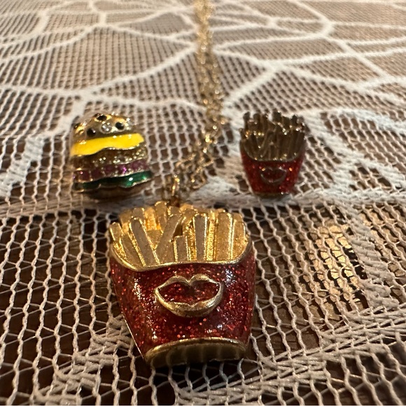 Betsey Johnson burger and fries set. - Picture 1 of 3